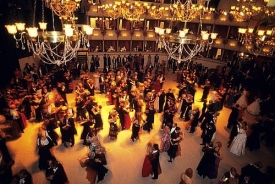 Vídeňský ples v opeře. Sraz spíše všelijak slavných než mocných.