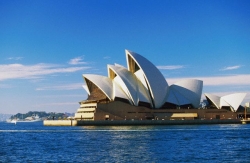 Elegantní operní budova v Sydney je dílem Jörna Utzona.