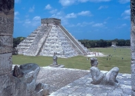 Chichen Itzá je skvělým příkladem regionální mocenské pozice v srdci severní nížiny - Yucatánu. S Castillem - Kukulkanovou pyramidou, chrámem válečníků, Svatou Cenotou a hřištěm se bez přehánění jedná o jedno z nejkrásnějších a nejlépe restaurovaných mayských měst v Mexiku.
