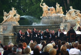Pražská komorní filharmonie v zahradách českokrumlovského zámku.