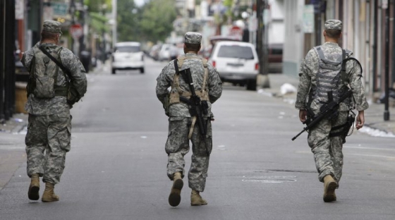 Národní garda hlídá v ulicích New Orleansu.