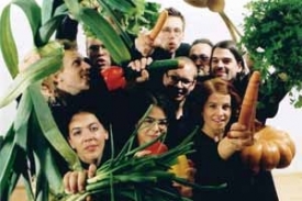 Členové Vídeňského zeleninového orchestru se svými nástroji.