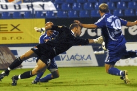Ostravský brankář Petr Vašek zasahuje před olomouckými hráči.