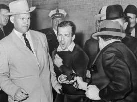 Dallas, 24. listopadu 1963. Atentátník Oswald a vrah Ruby.