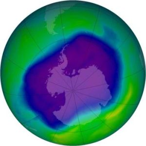 Největší ozonová díra na světe nad Antarktidou