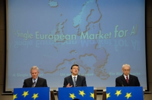 Zleva: komisař pro obchod McCreevy, José Barrosa a Vladimír Špidla. 