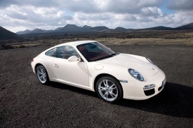 Porsche 911 Carrera umí jezdit i za 6,7 litru na 100 km.
