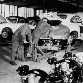 Motor za zadní nápravu umísťuje Porsche už šedesát let.