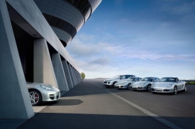 Panamera je čtvrtou modelovou řadou Porsche. Cayman a Boxster mají totiž stejné základy.