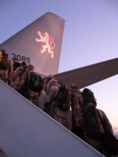 Čeští vojáci nastupují do airbusu směr Lógar.