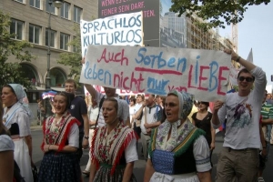 "Ani Lužičtí Srbové nežijí jen z lásky", hlásá transparent Lužičanů.