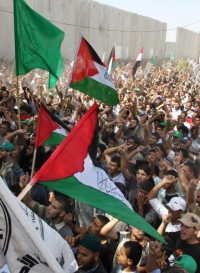 Stoupenci Hamásu protestují proti blokádě Gazy.