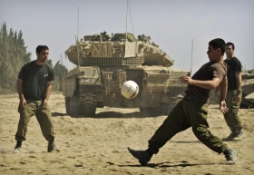 Izraelští vojáci si mohou zahrát i fotbal, když nemusí blokovat Gazu.