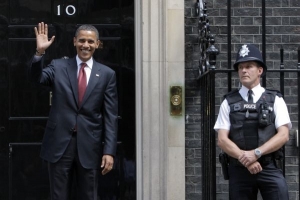 Barack Obama pózuje před sídlem britského premiéra.