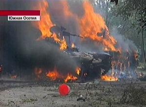 Snímek televizního vysílání: zničený gruzínský transportér v Cchinvali