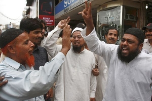 Pákistánci oslavují odstoupení Mušarafa.