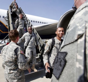 Američtí vojáci se vrací z rotace v Iráku.