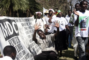 Stoupenci opozice mávají na představitele MDC při vstupu do parlamentu