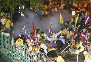 Bitka demonstratnů s pořádkovou policií.