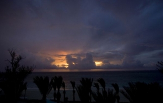 Vysoké bouřkové mraky u pláže na ostrově Velký Kajman.