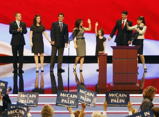 Šťastná rodinka? Palinová zcela v pravo na pódiu před republikány.