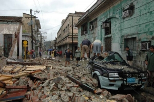 Zatarasená ulice ve městě Holguin na Kubě.