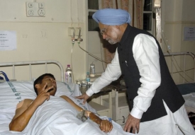 Indický premiér Manmóhan Singh na návštěvě u obětí teroristů.