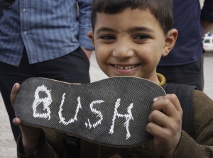 Podrážky a Bush, podle Iráčanů to patří k sobě.
