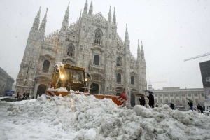 Odklízení sněhu před katedrálou v Miláně