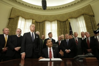 Obama v Oválné pracovně se svými ministry a viceprezidentem.