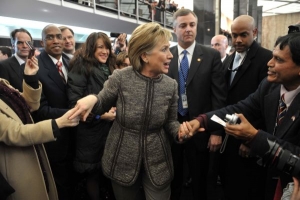 Ministryně zahraničí USA Clintonová v obležení novinářů.