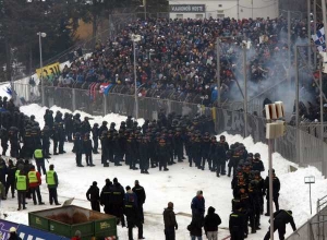 Policisté vyhánějí chuligány z plochy stadionu v Brně.