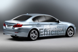 Spořit palivo tomuto BMW pomáhá elektromotor produkující 54 koní.