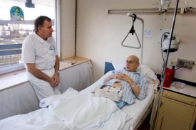 Profesor Vorlíček s jedním z pacientů ve Fakultní nemocnici v Brně.