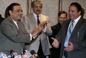 Předsedové pákistánských opozičních stran při podpisu koaliční dohody.