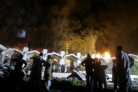Hořící hotel Marriott, v jehož troskách zahynul i český velvyslanec.