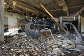 Zničený interiér hotelu Marriott po ničivém výbuchu.