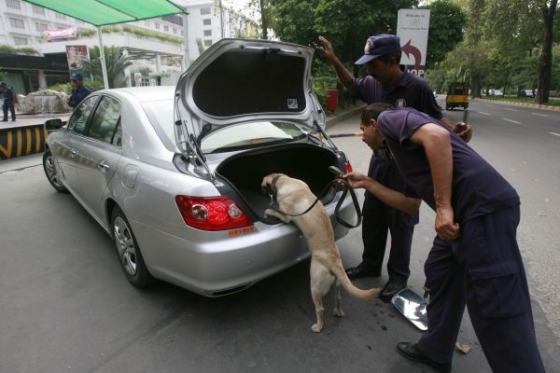 Psi hledají možné výbušniny u hotelu v Lahore.