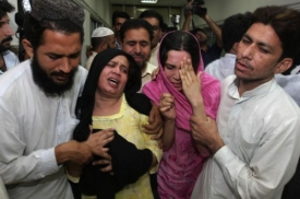 Zoufalí příbuzní zabitých při pumovém útoku v Lahore 13. srpna.