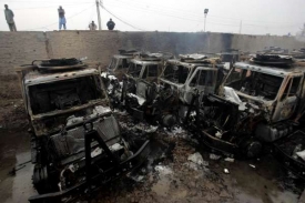 Zničená vozidla NATO na jednom z jejich stanovišť nedaleko Chajbaru.