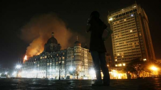 Boje s teroristy o hotel Tádž Mahál v Bombaji.