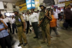 Zvýšená ostraha po teroru. Indičtí vojáci na nádraží v Bombaji.