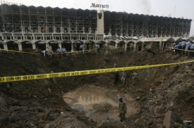 Obrovský kráter po explozi před hotelem Marriott.