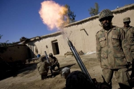 Pákistánští vojáci při boji s radikály na kmenových územích.
