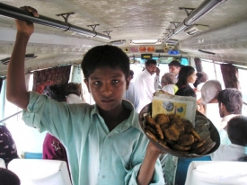 Prodavač v autobusu na severzápadě Pákistánu.