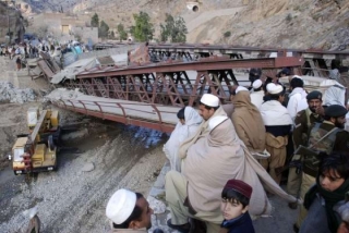 Most na cestě do Chajbarského průsmyku zničený talibanci.
