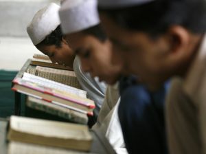 Mladí Paštové studují Korán v Pešávárské madráse