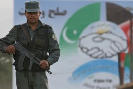 Afghánský voják, střežící zasedání džirgy