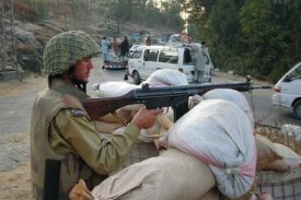 Příslušník pákistánské polovojenské jednotky v oblasti Mingora