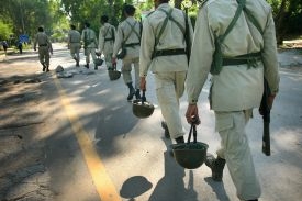 Pákistánští vojáci, hlídkující v okolí Rudé mešity